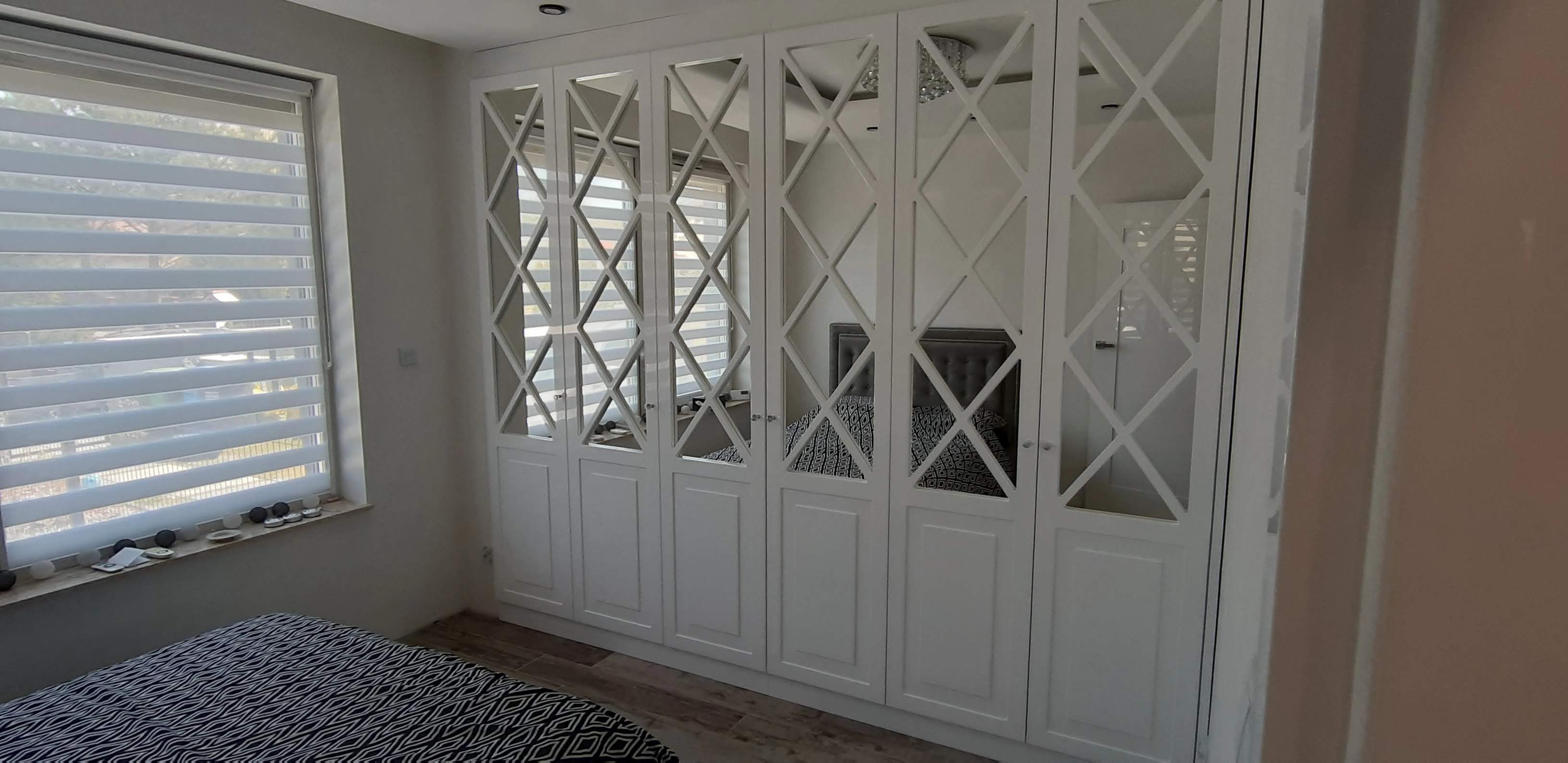 Szafa w sypialni szafa z frontami ze szprosami